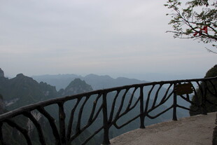 山间观景台俯瞰壮丽景色