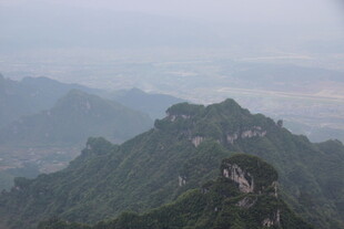 山峦叠翠间的蜿蜒山路