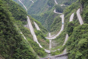 山间蜿蜒盘旋的壮丽公路