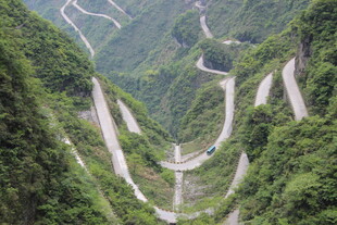 蜿蜒山间公路美景