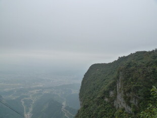 悬崖边的壮阔山景