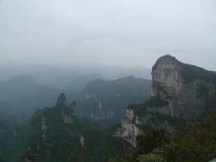 云雾缭绕的壮丽山峦