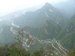 山间蜿蜒公路 壮美风光