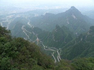俯瞰山间蜿蜒公路美景