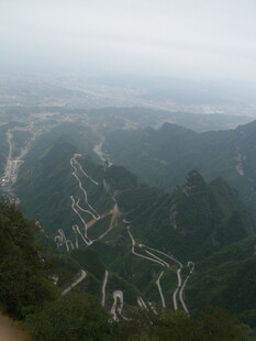 俯瞰山间蜿蜒公路美景