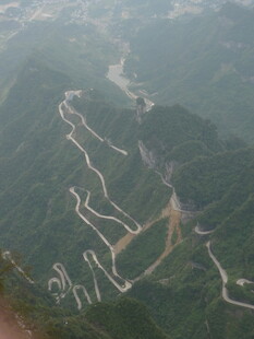 山间蜿蜒盘旋的壮丽公路