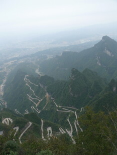俯瞰山间蜿蜒公路美景
