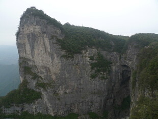 巍峨险峻的悬崖峭壁