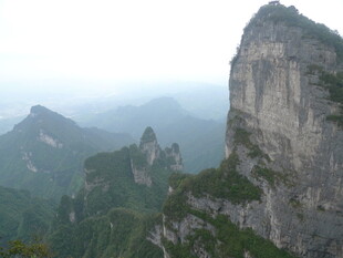 巍峨险峻的壮丽山峰景观