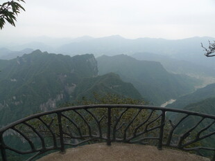 俯瞰山间美景的观景平台