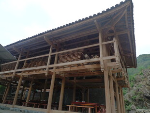 传统木质吊脚楼建筑