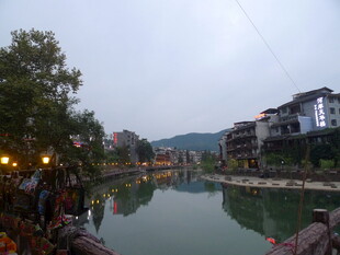 河畔古村夜景