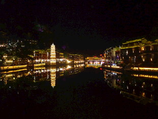 古镇夜景 水面倒映璀璨灯火