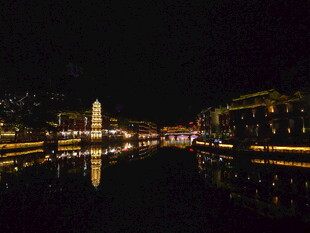夜晚河畔璀璨灯光倒影