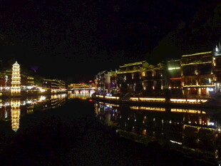 水乡夜景 灯火璀璨映河面
