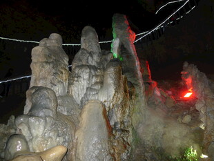 夜间奇幻石林景观