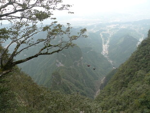 俯瞰山间壮美峡谷景观
