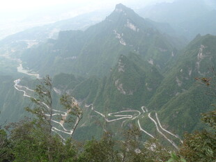 山间蜿蜒公路 壮美风光