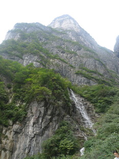 巍峨青山瀑布景观