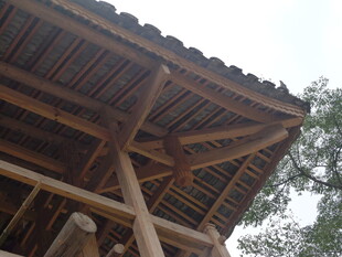 传统木制屋顶建筑一角