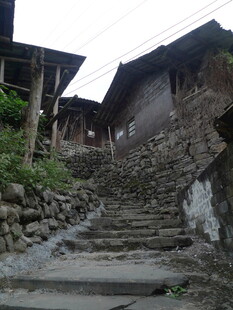 古朴山村石阶上的传统民居