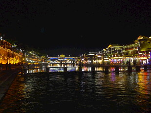 河畔夜景璀璨灯火迷人