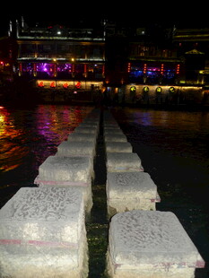 夜晚河畔的石墩步道