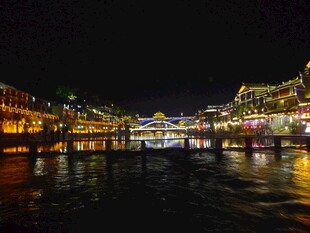 夜晚河畔璀璨灯火夜景