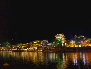 古镇夜景 水面倒映璀璨灯火