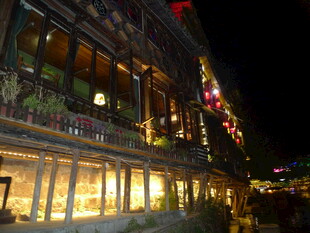 夜晚河畔璀璨灯光的建筑