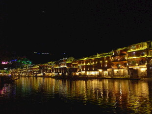 古镇夜景的湖岸璀璨灯火