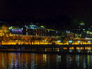 江边璀璨夜景