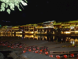 古镇夜景 河上漂浮许愿灯