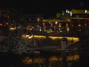 夜晚河畔璀璨灯光景观