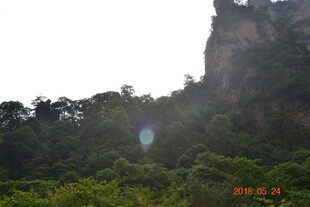 山林间的巍峨峭壁