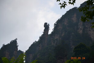 奇峰耸立的壮丽山景