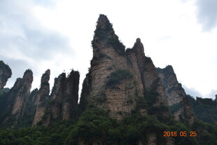 奇峰罗列的壮观山景