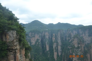 壮丽险峻的高山峡谷景观