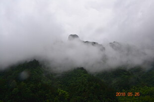 云雾缭绕的山间美景