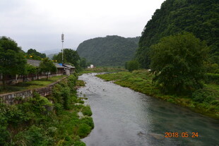 山间小河旁的宁静村落