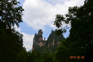 山林间的奇特岩石景观