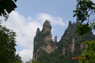 奇峰耸立的壮丽山间景色