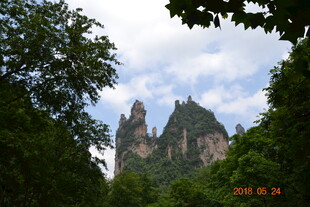 山林间的奇特峰林景观