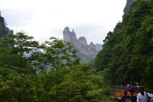 山间美景伴游人
