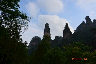 奇峰耸立的壮美山林景观