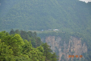 青山峻岭间的绿意风光