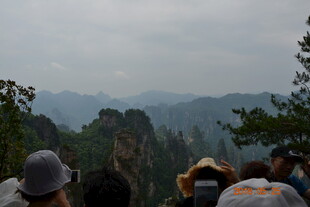 游客赏奇峰美景