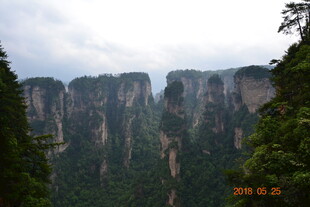 壮观奇峰景色