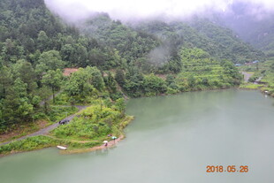 青山绿水间的宁静河谷