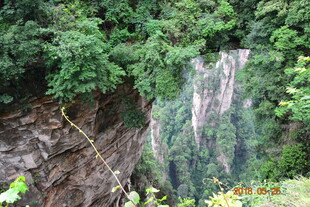 山间瀑布景观